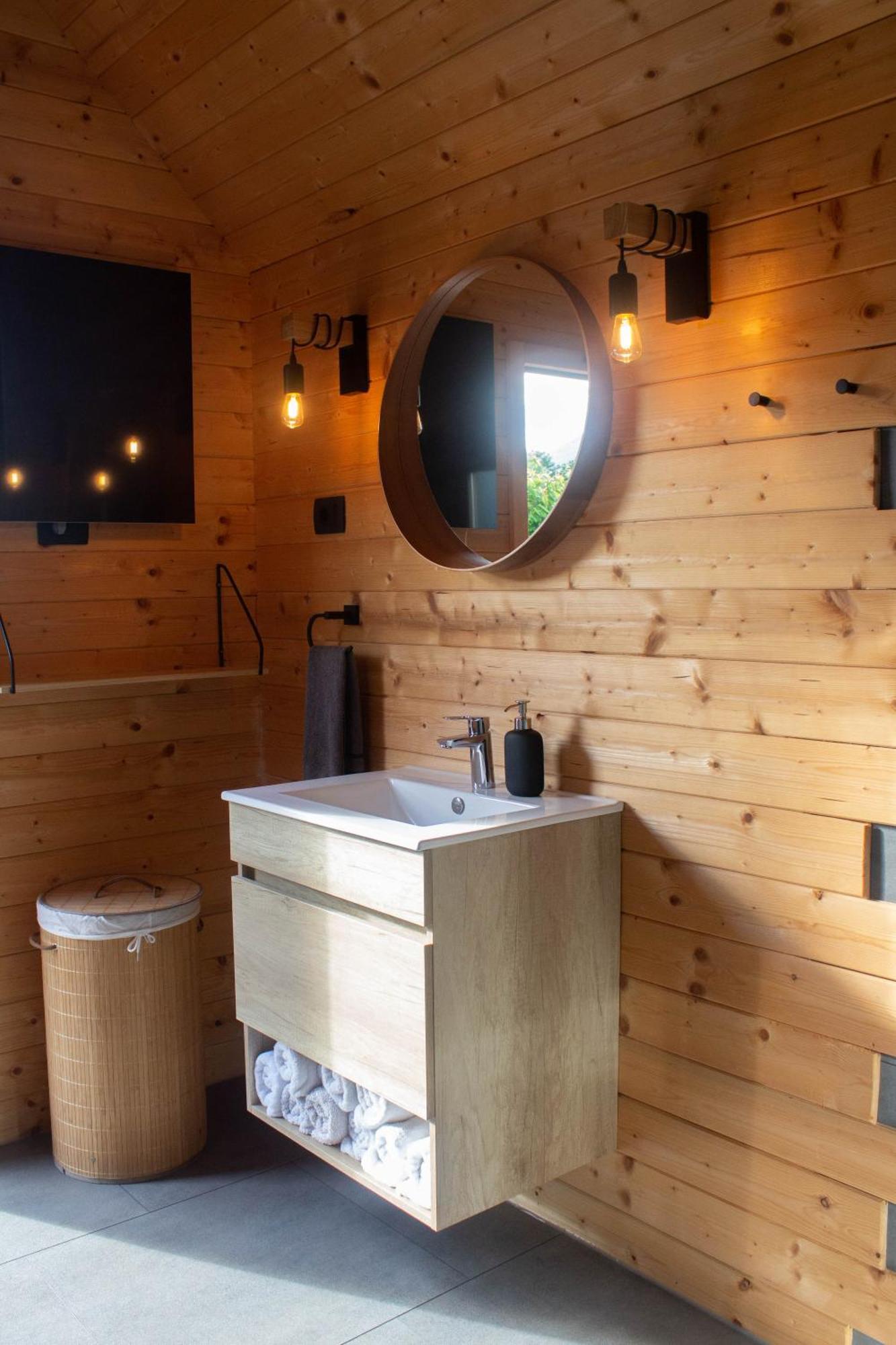 ホテル Hiska-Glamping Ajdovščina エクステリア 写真